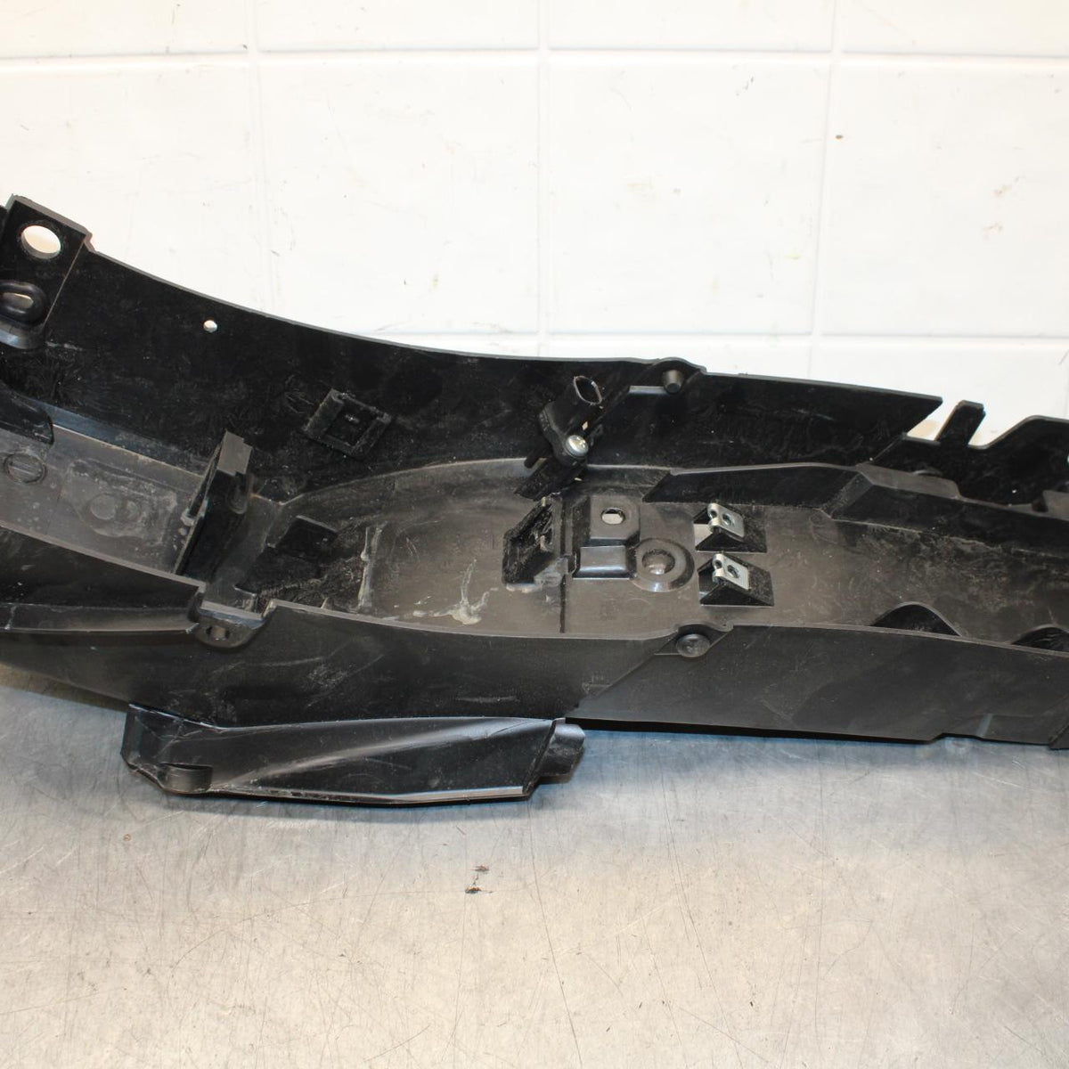 22-23 YAMAHA YZF R7 REAR BACK TAIL UNDERTAIL BATTERY TRAY PLASTIC BB583