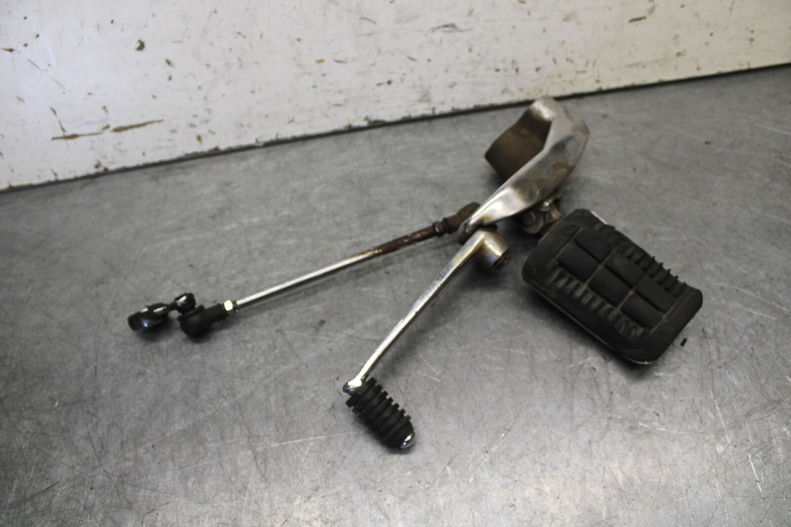85-86 SUZUKI MADURA 1200 LEFT FRONT FOOT REST PEG STEP  BB691