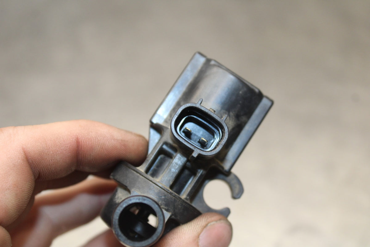 08 KAWASAKI NINJA ZX10R AIR VALVE SOLENOID TOP ENGINE SWITCH SENSOR BB902