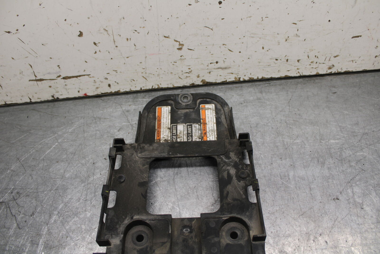 06 YAMAHA YZF R6 REAR BACK TAIL UNDERTAIL BATTERY TRAY PLASTIC BB716