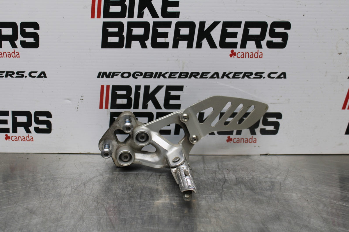 06-07 SUZUKI GSXR 600 LEFT REARSET REAR SET DRIVER FOOT PEG REST STOP BB178