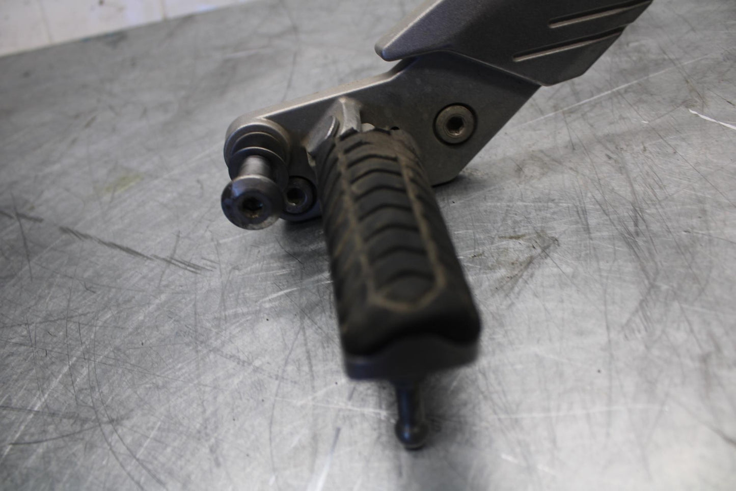 07-08 KAWASAKI CONCOURS 1400 ABS LEFT REARSET REAR SET DRIVER FOOT PEG  BB449