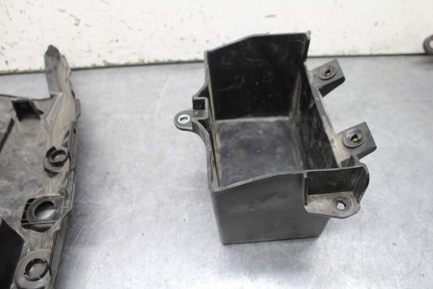 18-24 KAWASAKI NINJA 650 REAR BACK TAIL UNDERTAIL BATTERY TRAY PLASTIC BB725