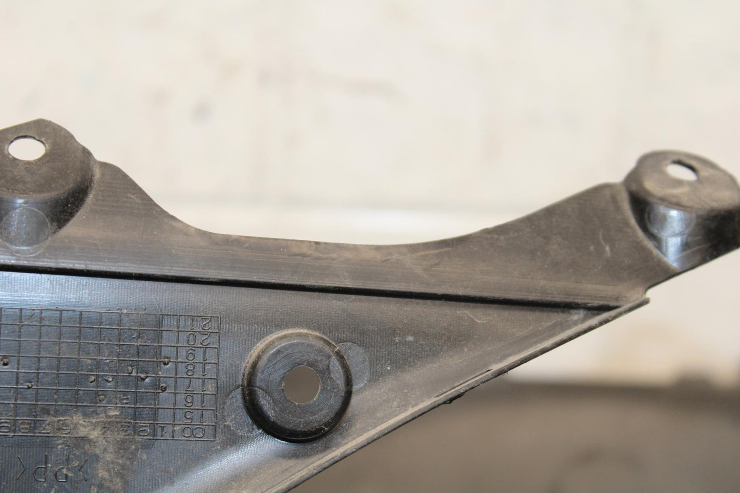 20 SUZUKI GSXR 1000 CENTER UNDER PANEL TRIM COWL BB597