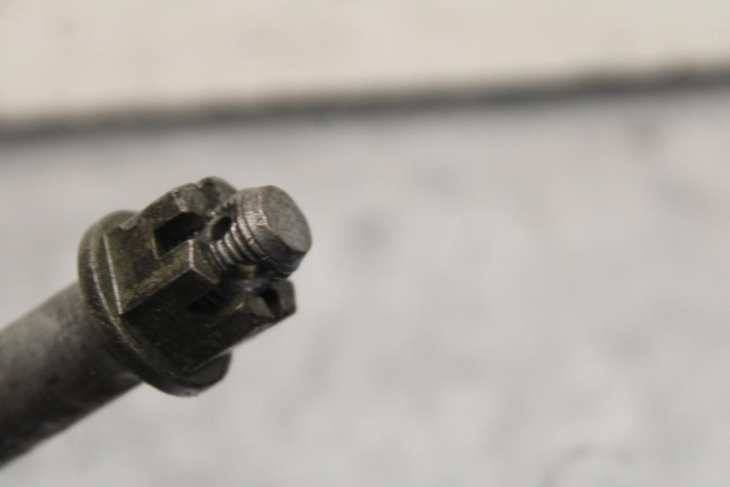 04-09 SUZUKI GS 500 FH GS500F FRONT WHEEL RIM AXLE PIVOT BOLT BB97