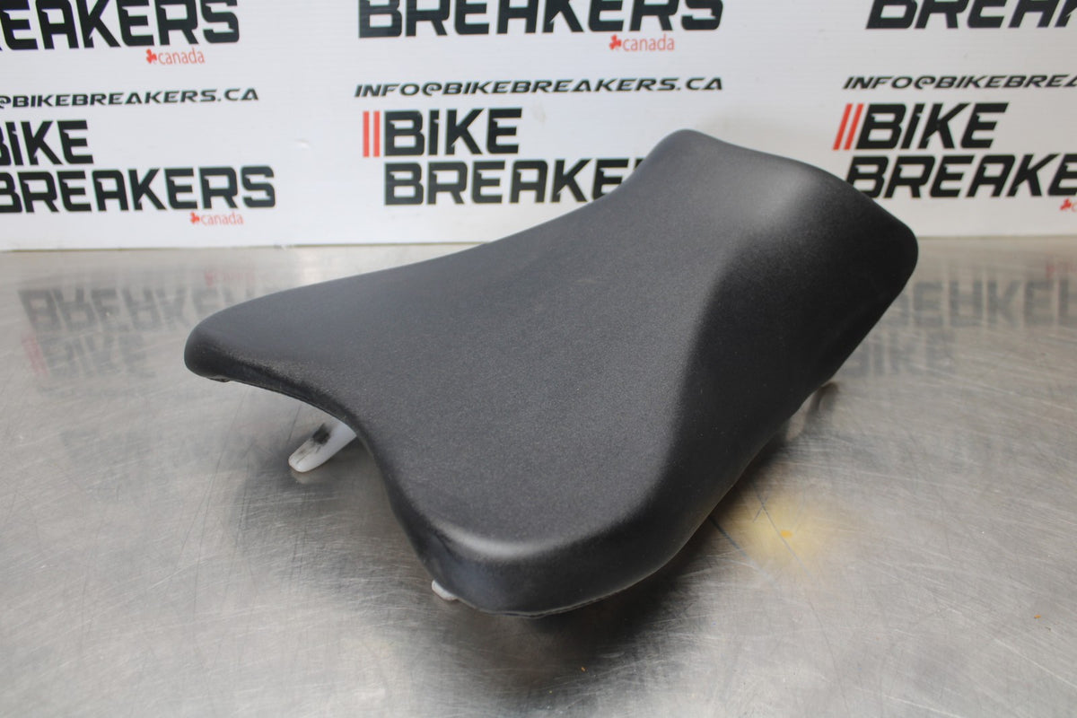 08-10 SUZUKI GSXR 600 FRONT DRIVERS SEAT PAD SADDLE PILLION BB202
