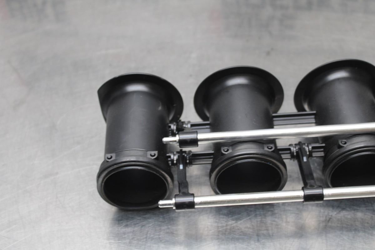 18 YAMAHA YZF R1  AIRBOX INTAKE VELOCITY STACKS BB838