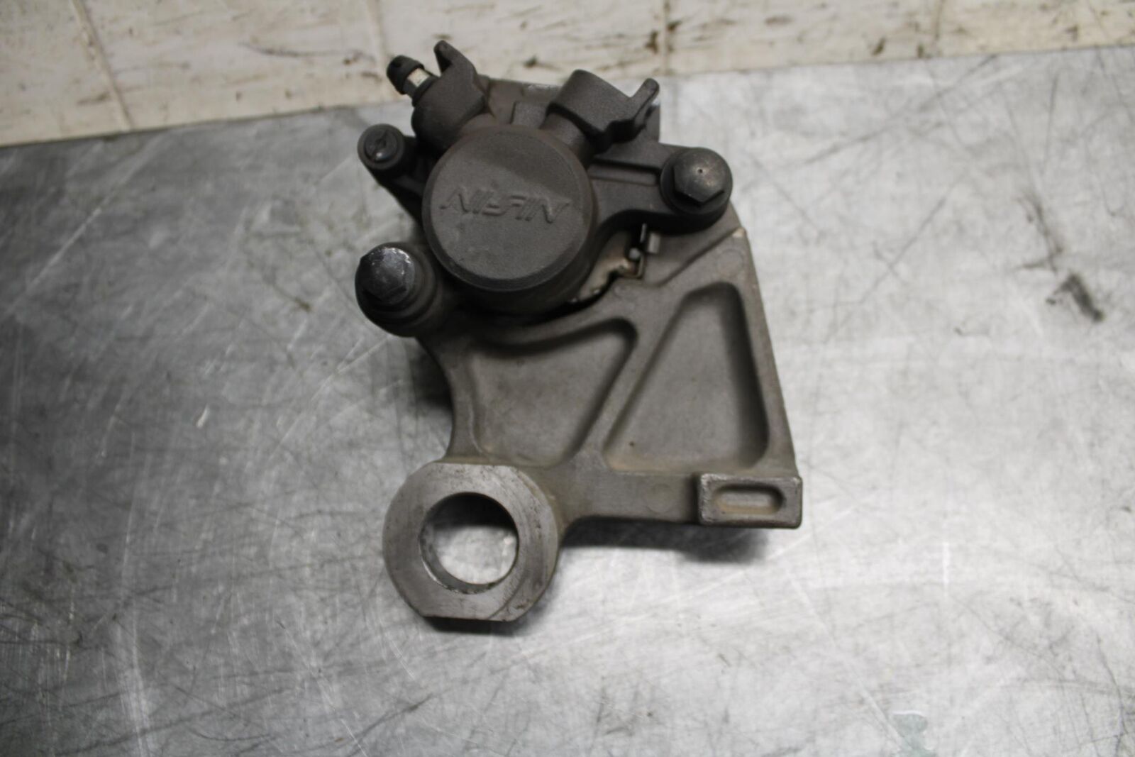 2009 Yamaha YZF R6 REAR BACK BRAKE CALIPER W MOUNT BRACKET 2C0-2580W-00-00 BB532