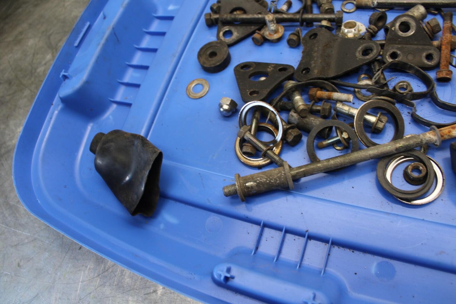 1982 Suzuki GS450L LEFTOVER MOUNTING BOLTS HARDWARE MOTOR SCREWS BB52