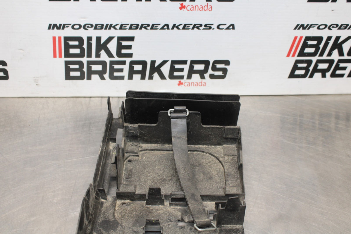08-16 YAMAHA YZF R6 REAR BACK TAIL UNDERTAIL BATTERY TRAY PLASTIC BB856
