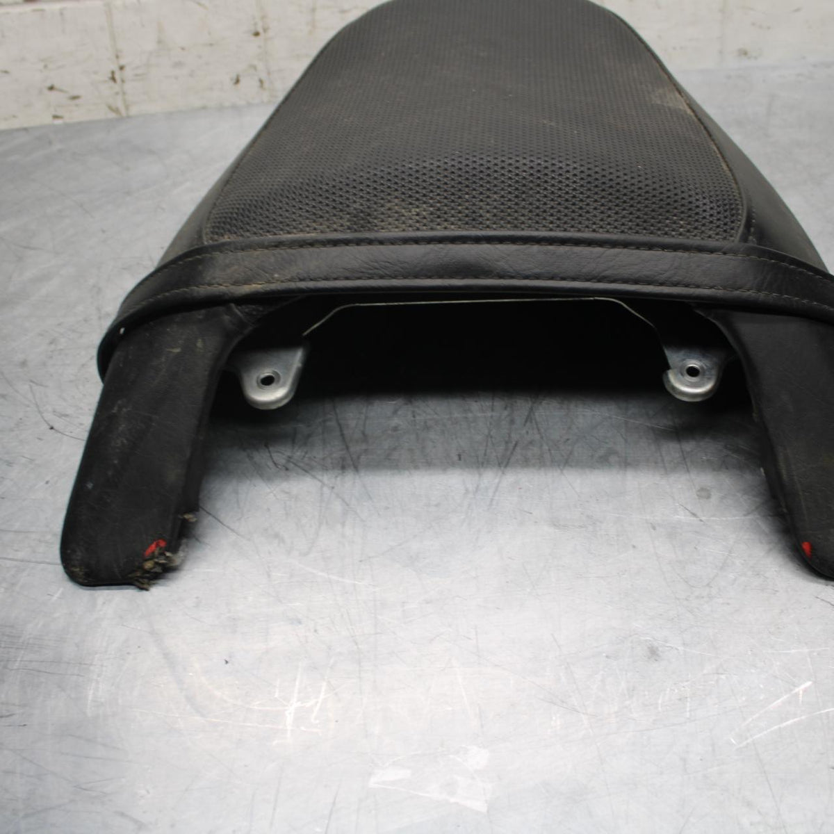 06-09 SUZUKI M109R BOULAVARD REAR BACK PASSENGER SEAT BB501