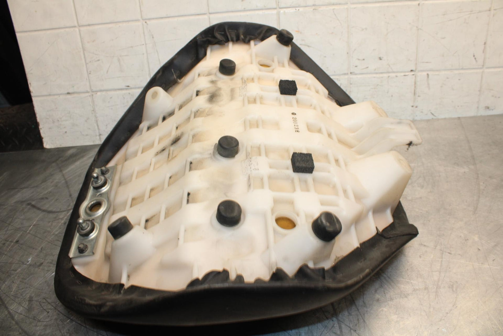 06-09 SUZUKI M109R BOULAVARD FRONT DRIVERS SEAT BB501