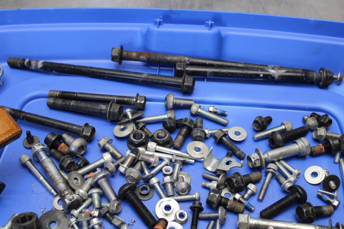 09 YAMAHA V STAR 950 MOUNTING BOLTS HARDWARE MOTOR SCREWS BB172
