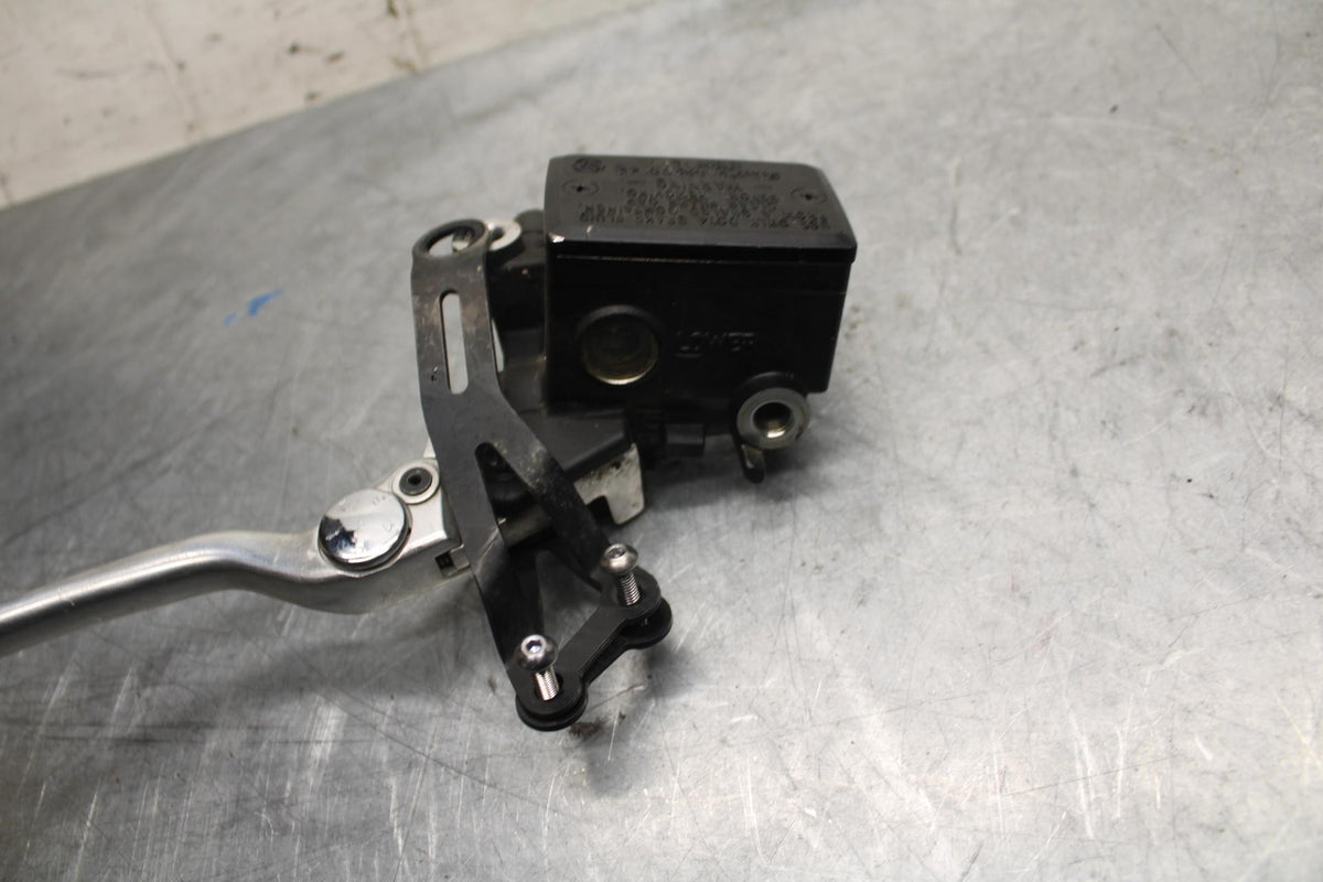 2015 Yamaha FJ09 FRONT BRAKE MASTER CYLINDER w/ LEVER BB41