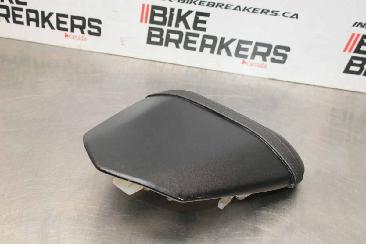 08-16 YAMAHA YZF R6 REAR BACK PASSENGER TANDEM SEAT PAD SADDLE PILLION BB856