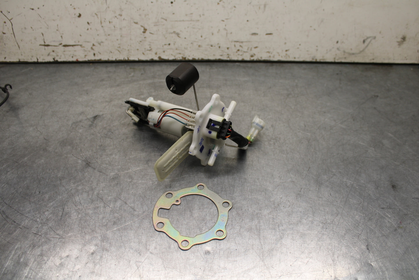 17-24 KTM 390 DUKE FUEL PUMP GAS PETROL SENDER UNIT BB734