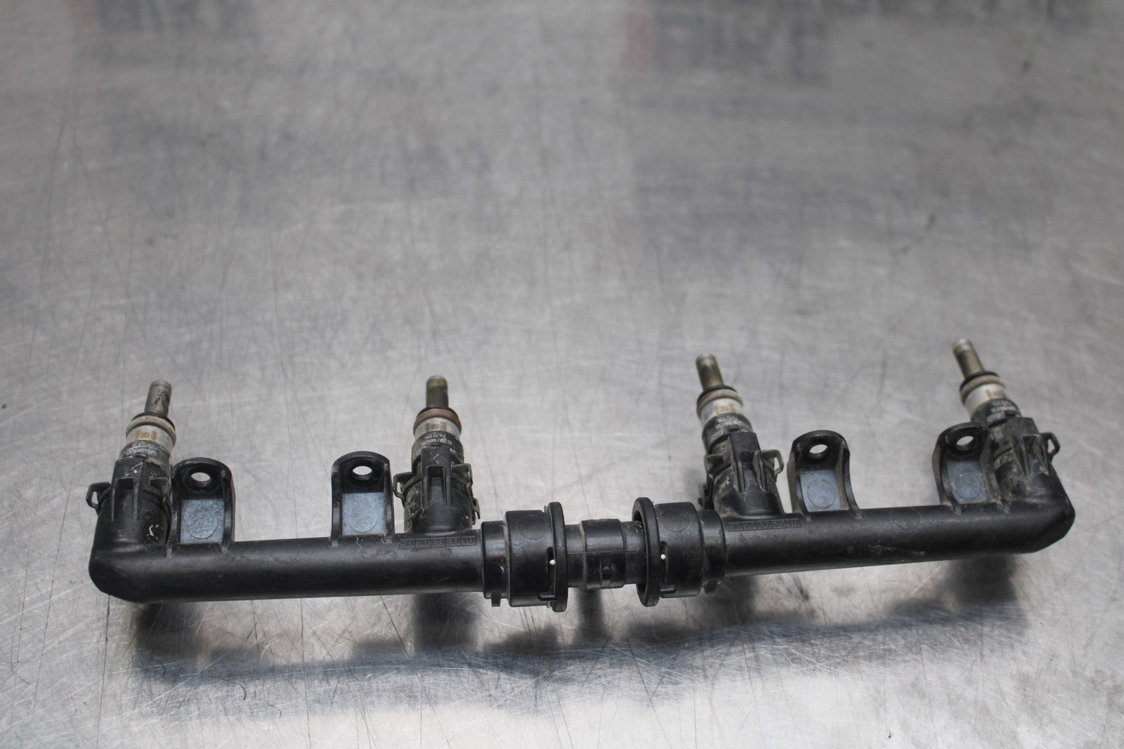 12-14 BMW S1000RR SECONDARY FUEL INJECTORS TOP AIRBOX GAS RAIL BB204