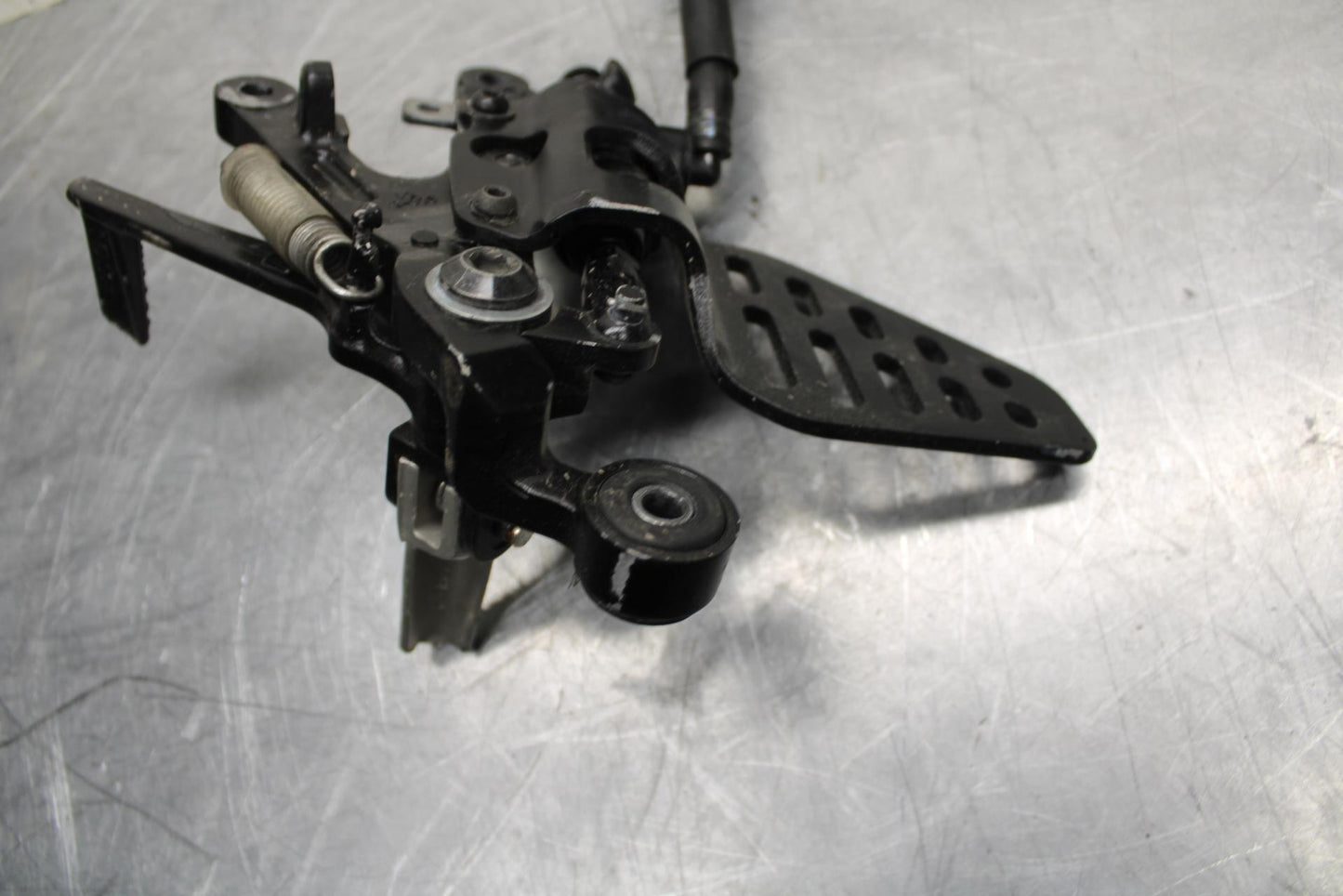 08-16 YAMAHA YZF R6 RIGHT REARSET REAR SET DRIVER FOOT PEG BRACKET MOUNT BB465