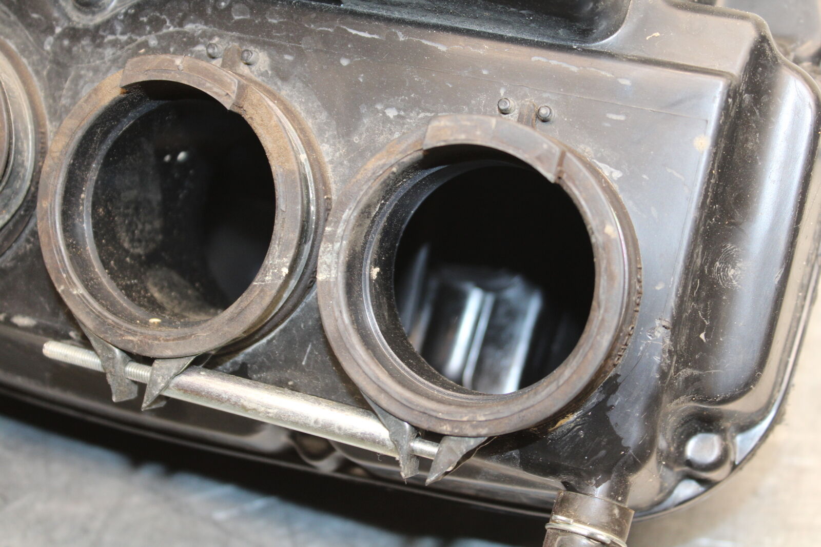 06-07 SUZUKI GSXR750 AIRBOX AIR INTAKE FILTER BOX 13700-02H03 BB670