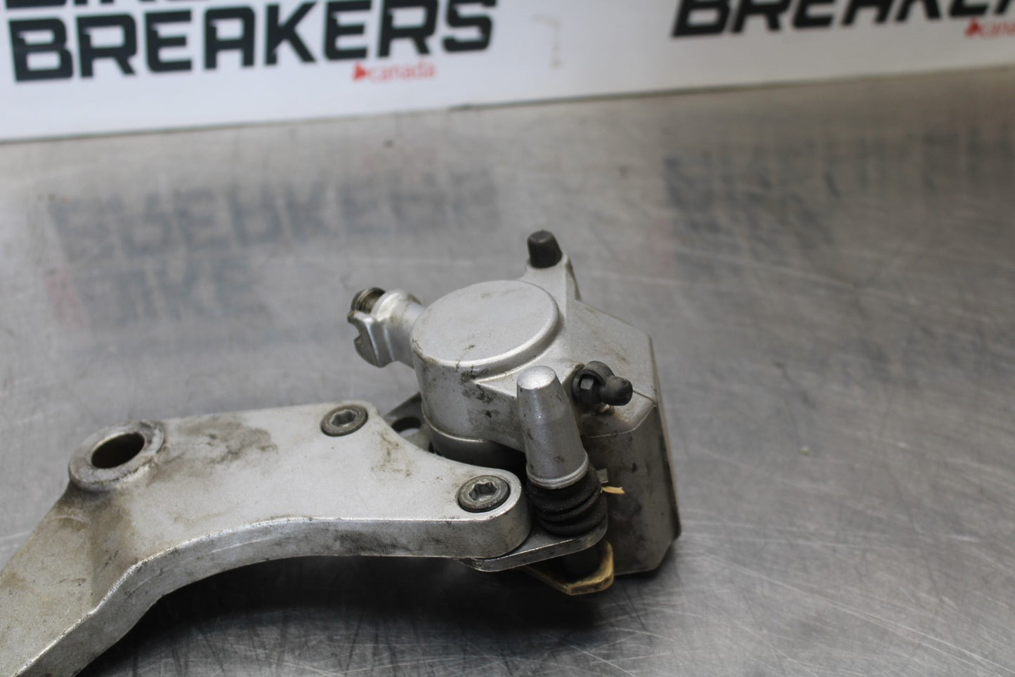 03-08 KAWASAKI VULCAN 1600 REAR BACK BRAKE CALIPER W MOUNT BRACKET BB196