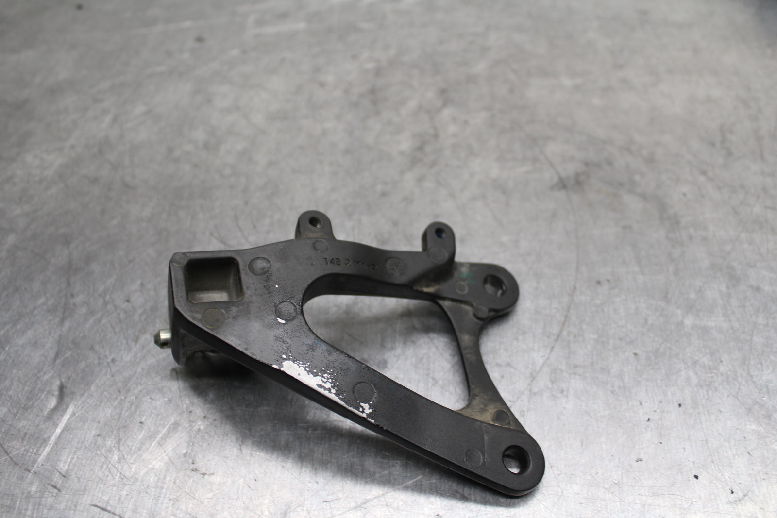 09-14 YAMAHA YZF R1 LEFT REARSET REAR SET DRIVER FOOT PEG BRACKET MOUNT BB119