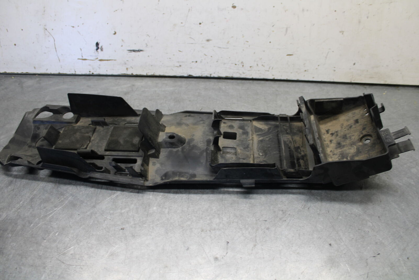 05-06 SUZUKI GSXR1000 REAR BACK TAIL UNDERTAIL BATTERY TRAY 63111-41G01 BB663