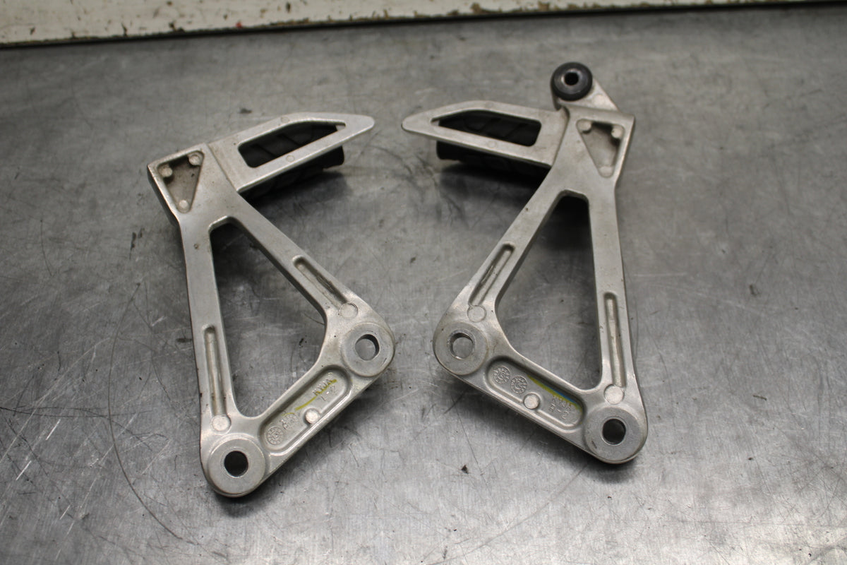 15-16 HONDA CB300F REAR BACK PASSENGER PEG SET PAIR BB740