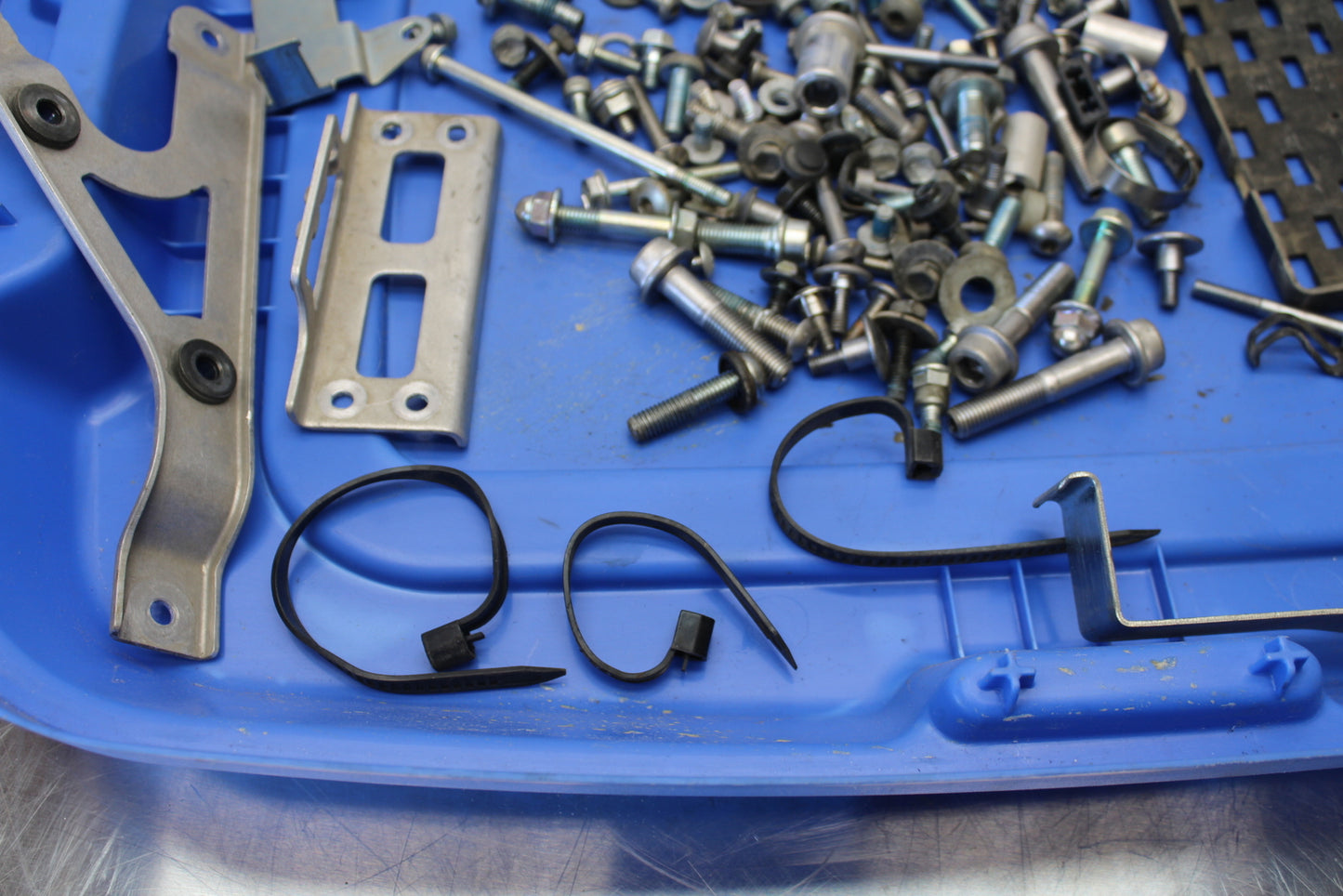 11 SUZUKI GSXR1000 MOUNTING BOLTS HARDWARE MOTOR SCREWS BB142