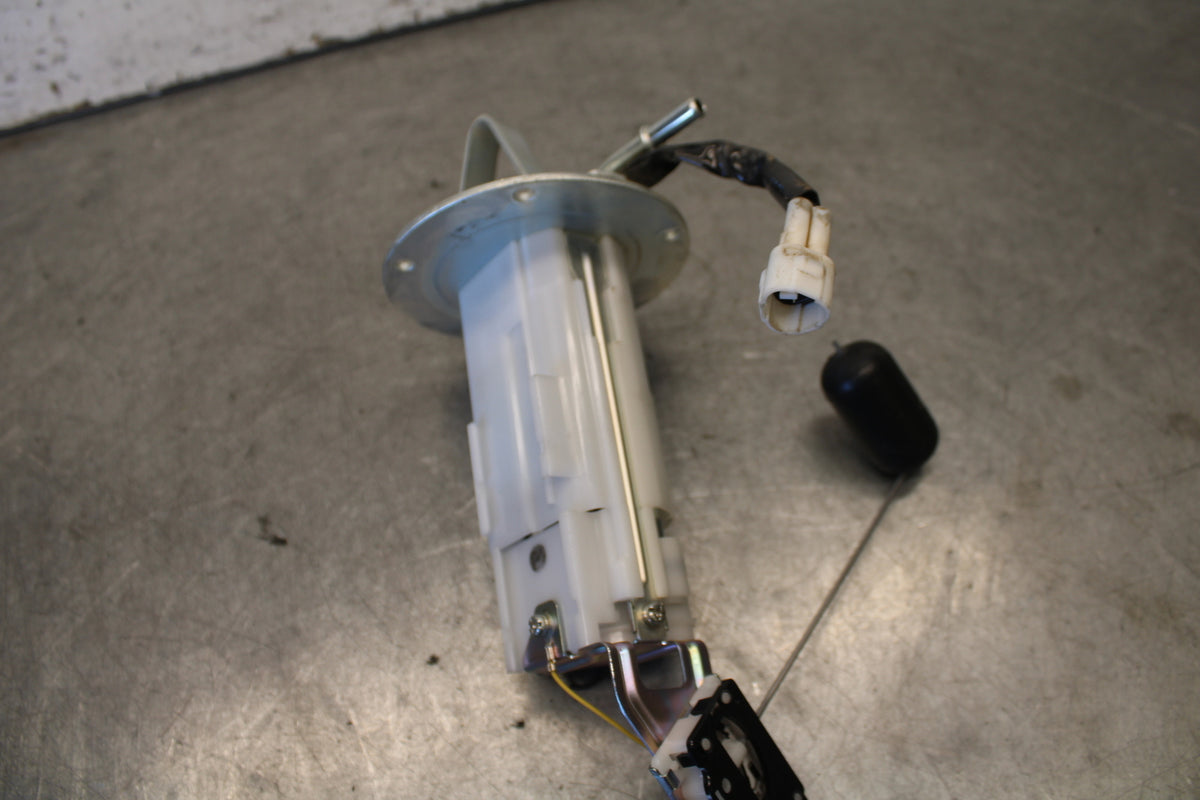 11-24 SUZUKI GSXR750 FUEL PUMP GAS PETROL SENDER UNIT  BB687