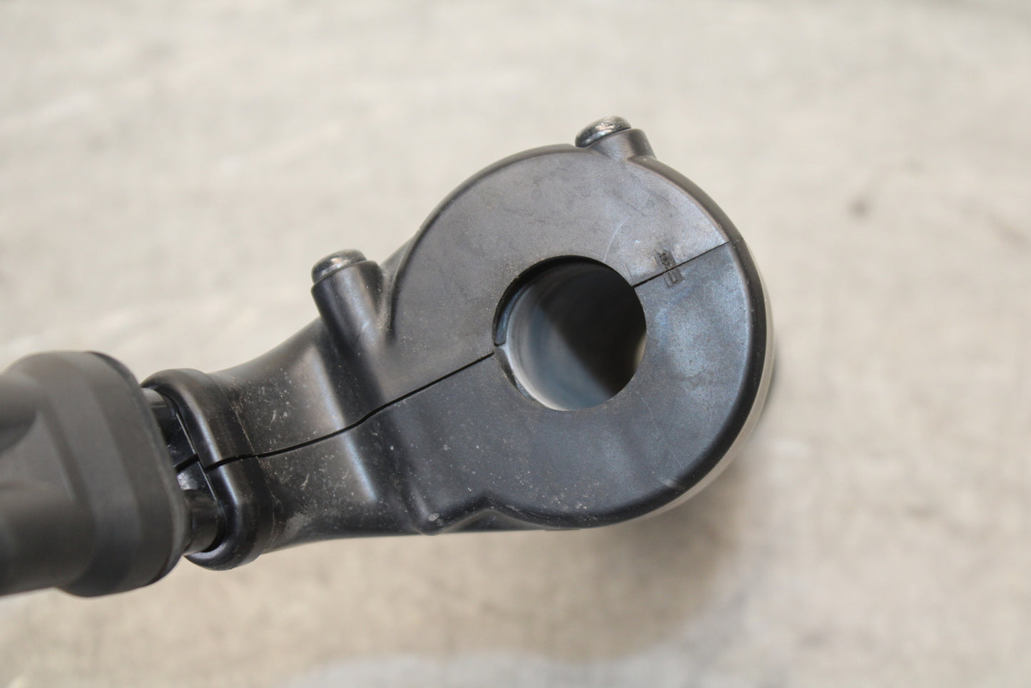 13-18 KAWASAKI NINJA ZX6R THROTTLE CABLE LINE HOUSING GUIDE BB682