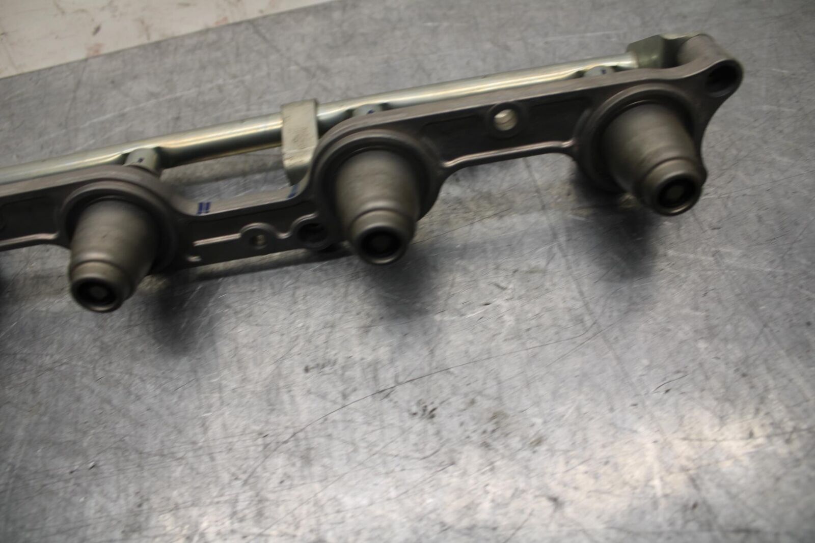06-07 HONDA CBR1000RR SECONDARY FUEL INJECTORS TOP AIRBOX GAS RAIL BB75