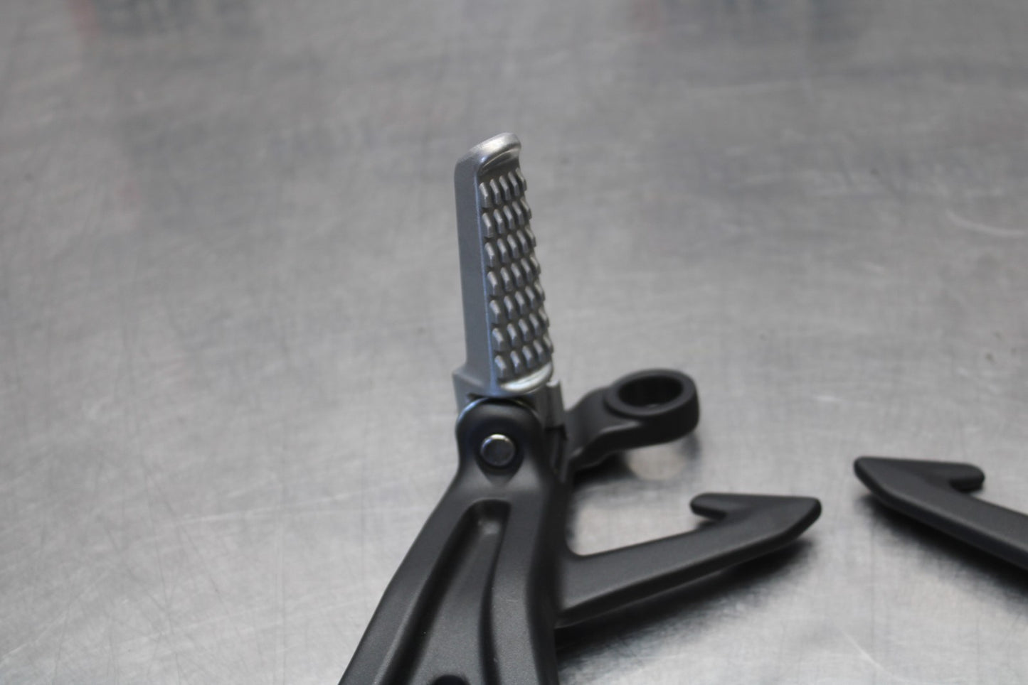 24-25 KAWASAKI NINJA ZX4R REAR BACK PASSENGER PEG SET PAIR BB610