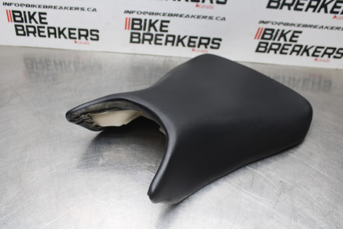 08-09 YAMAHA YZF R6S FRONT DRIVERS SEAT PAD SADDLE PILLION BB796