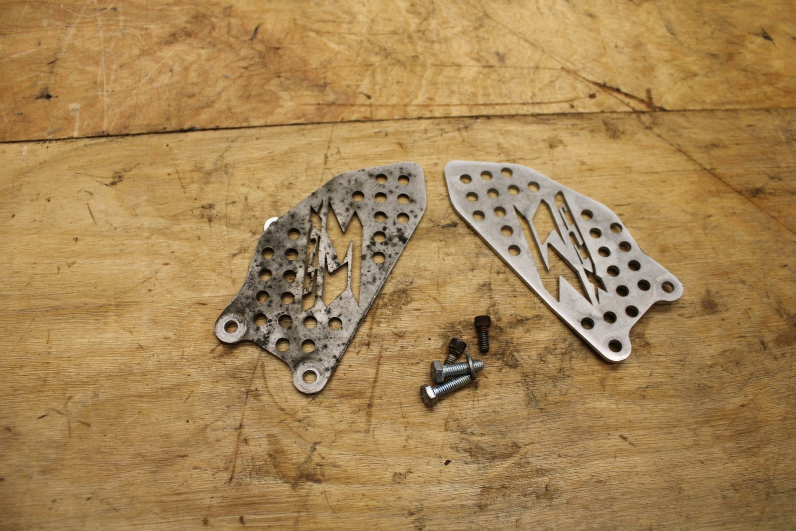 04-05 SUZUKI GSXR600 LEFT & RIGHT REARSET REAR SET HEEL GUARD COVER  BB329