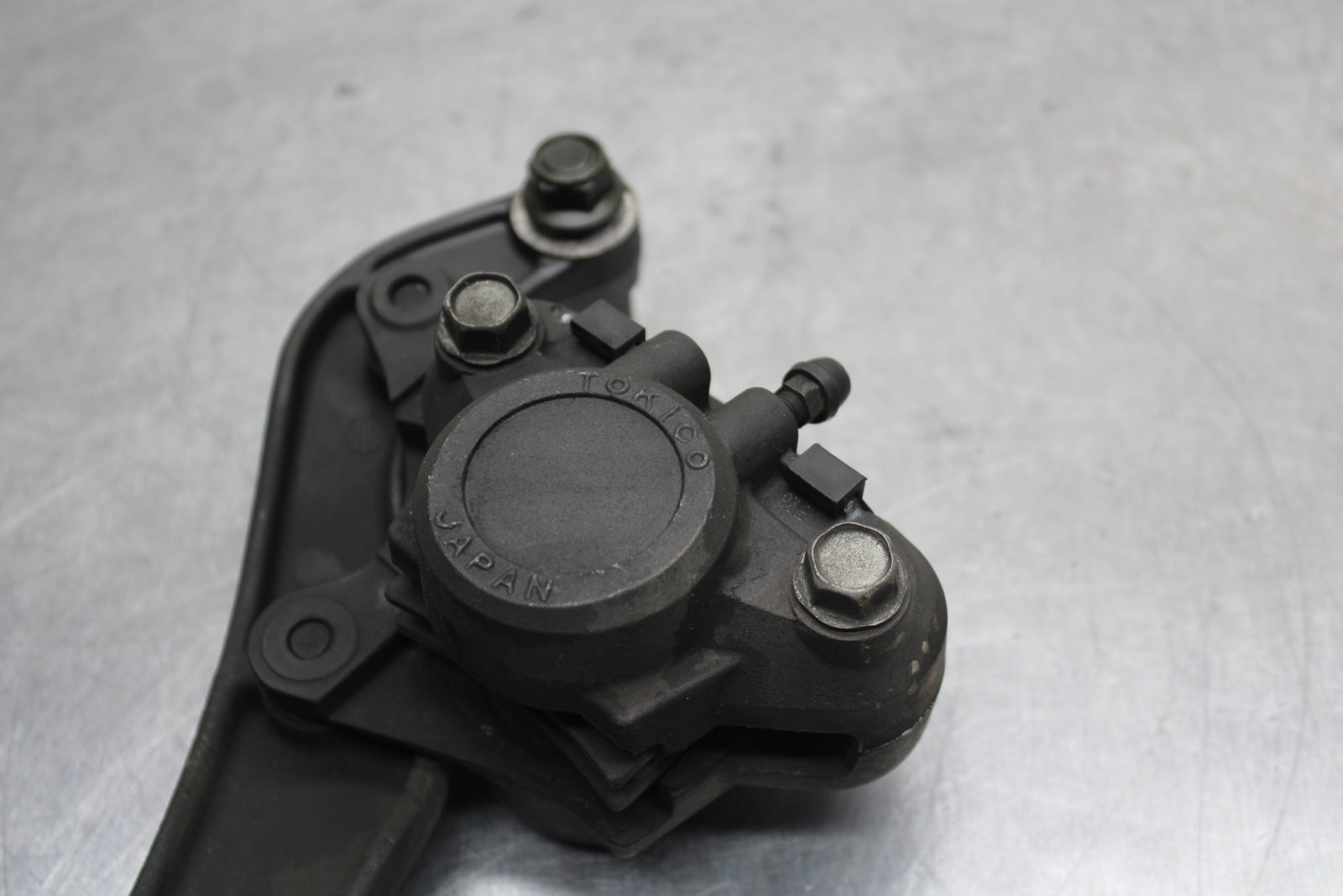 00 SUZUKI INTRUDER 1500 VL1500 REAR BACK BRAKE CALIPER W MOUNT BRACKET BB761