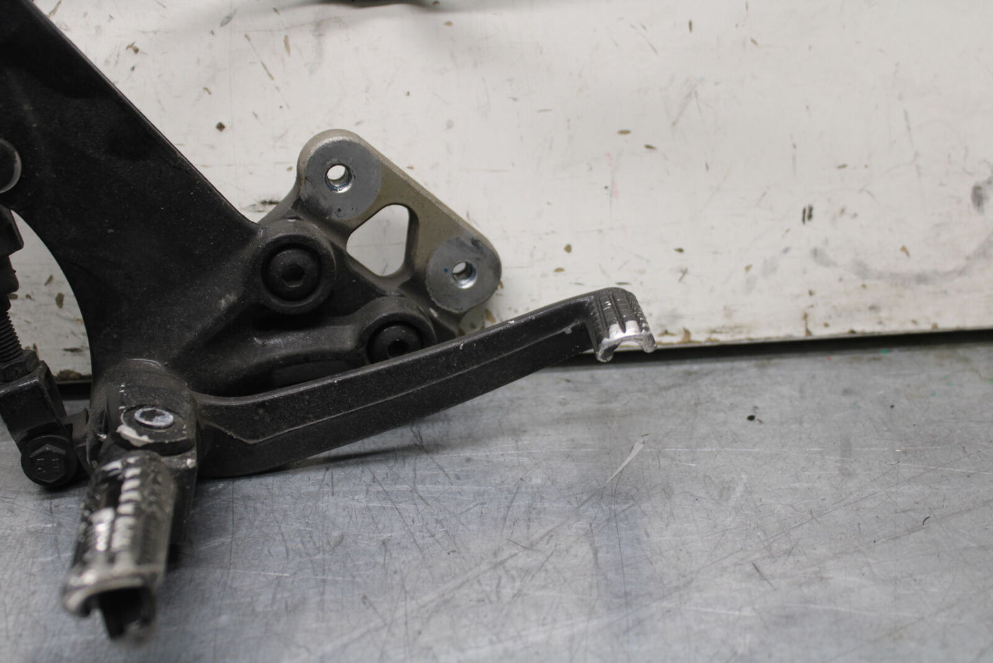 06-07 SUZUKI GSXR 600 RIGHT REARSET REAR SET DRIVER FOOT PEG REST STOP BB737