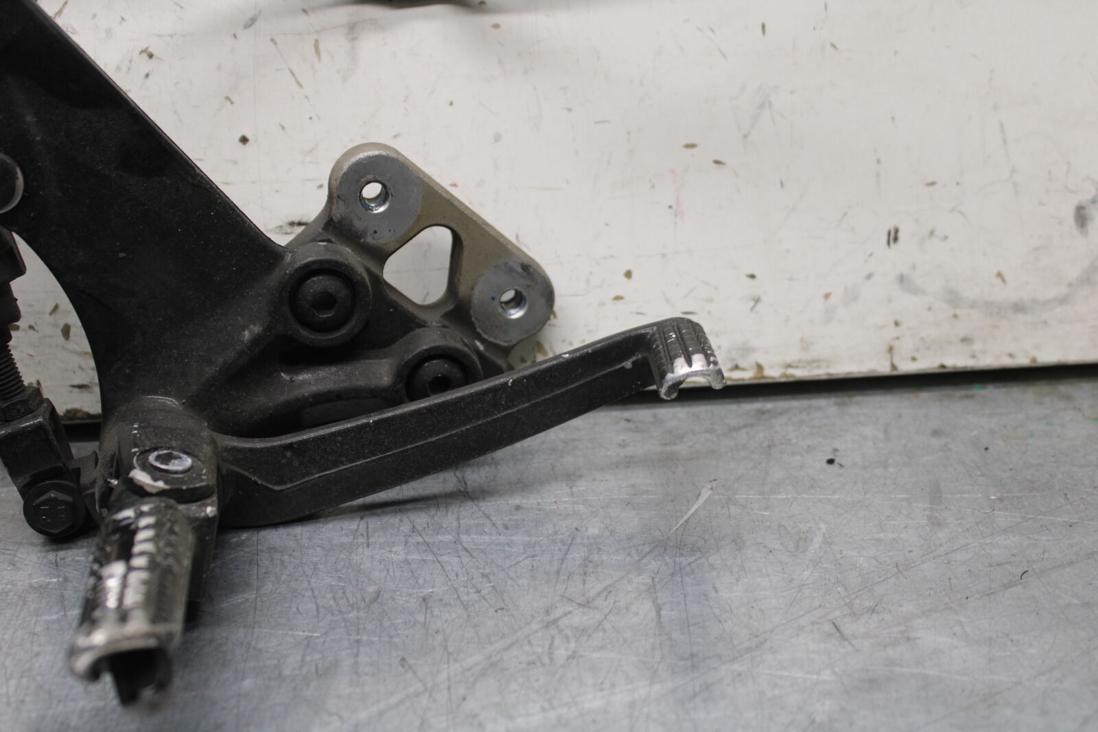 06-07 SUZUKI GSXR 600 RIGHT REARSET REAR SET DRIVER FOOT PEG REST STOP BB737