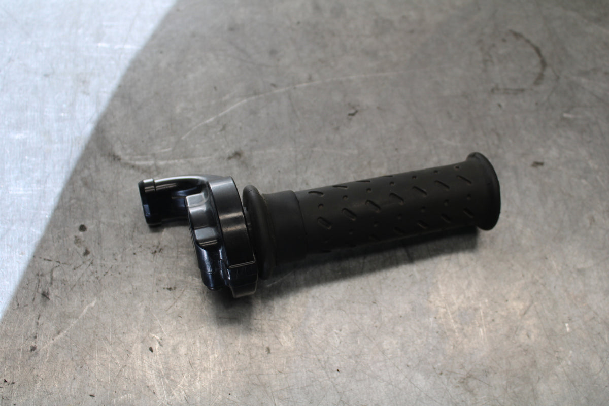 07-08 TRIUMPH DAYTONA 675 THROTTLE CABLE LINE HOUSING GUIDE BB685
