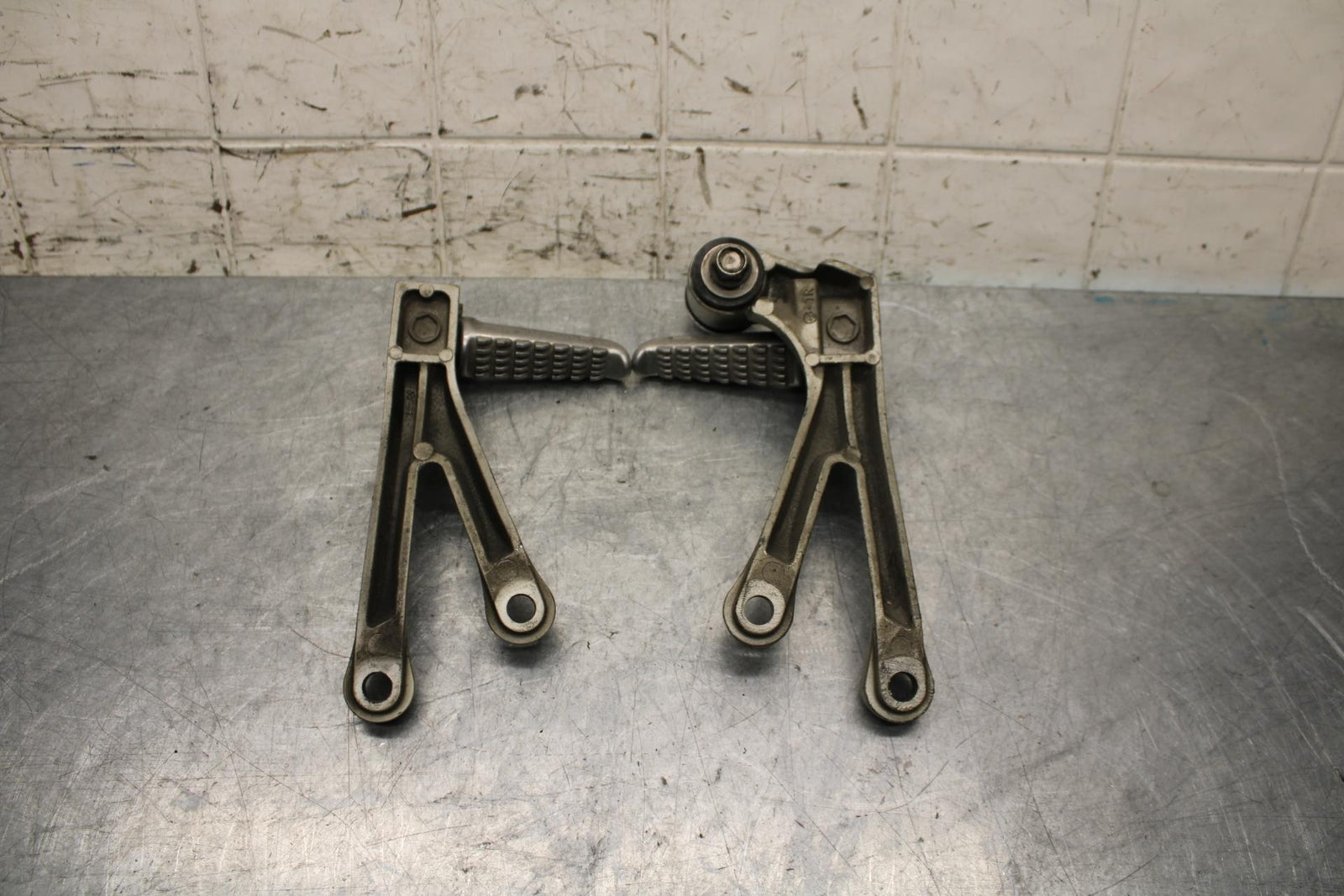 2000 Kawasaki Ninja ZX9R ZX900F REAR BACK PASSENGER PEG SET PAIR BB70