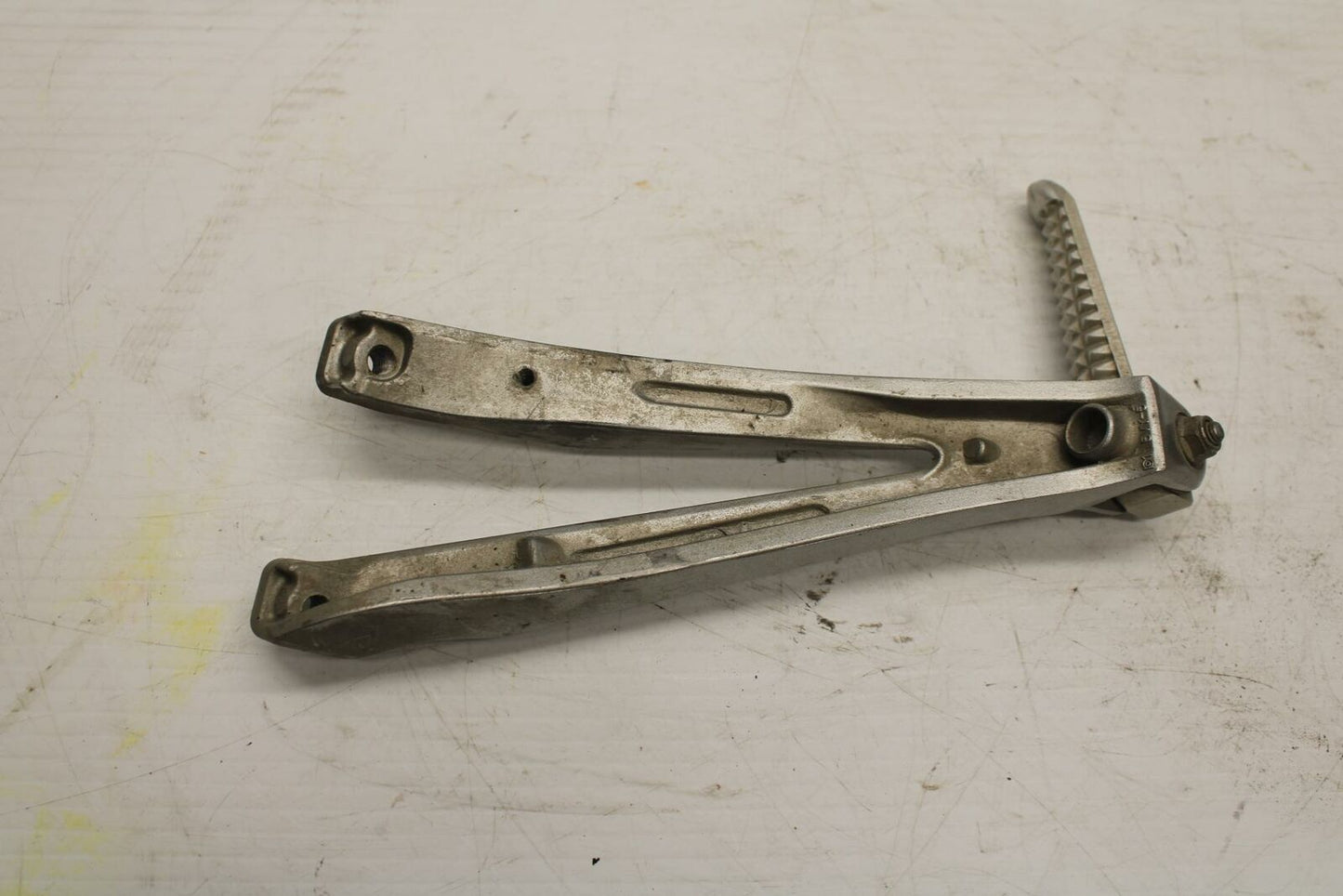 06 YAMAHA YZF R1 RIGHT REAR BACK PASSENGER PEG  BB282