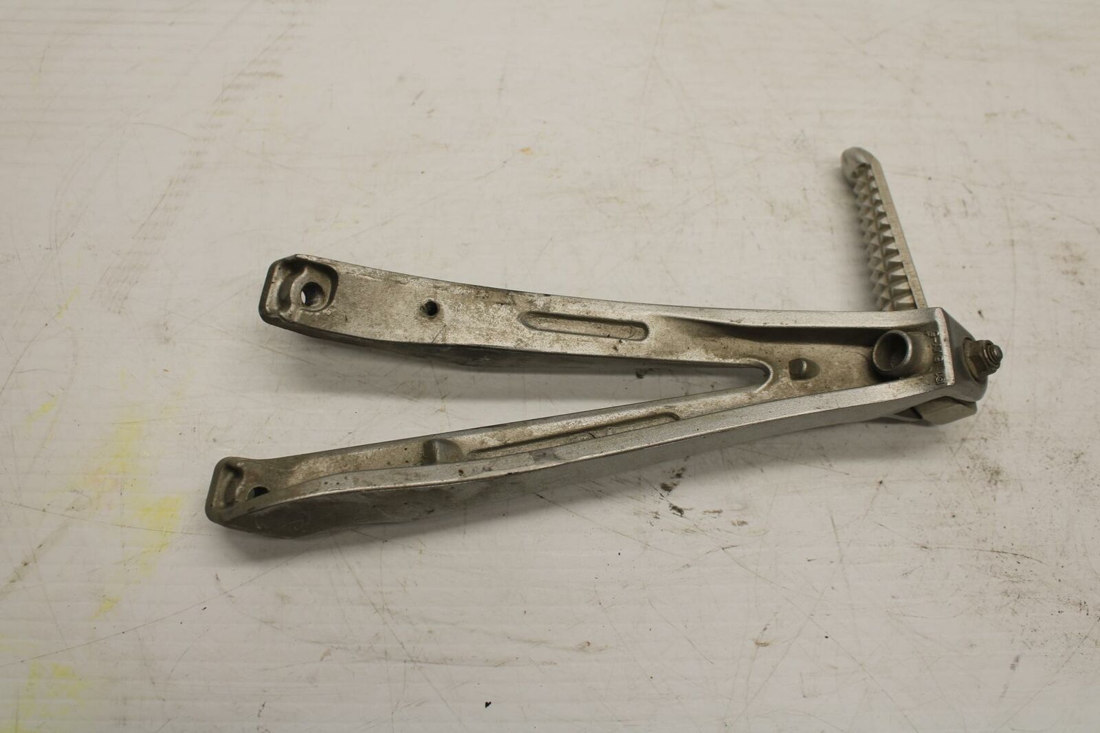 06 YAMAHA YZF R1 RIGHT REAR BACK PASSENGER PEG  BB282