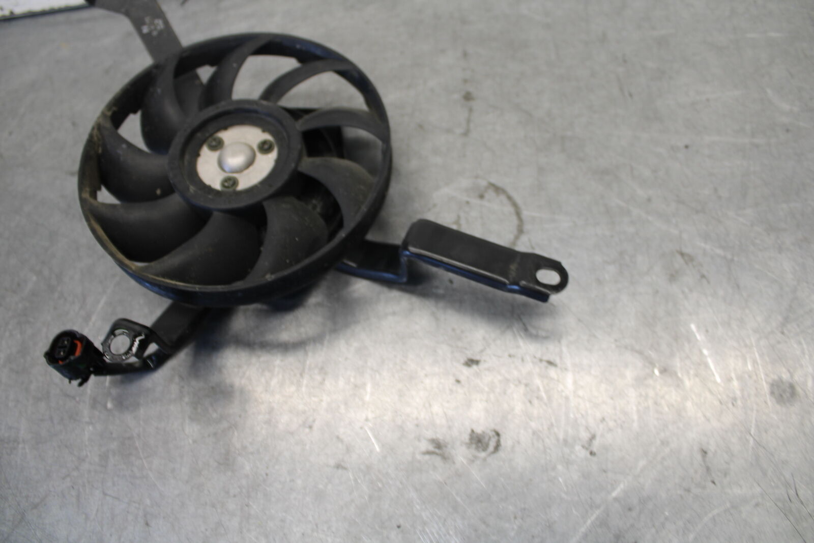 04 SUZUKI GSXR600 ENGINE RADIATOR COOLING FAN 17800-29G00 BB676