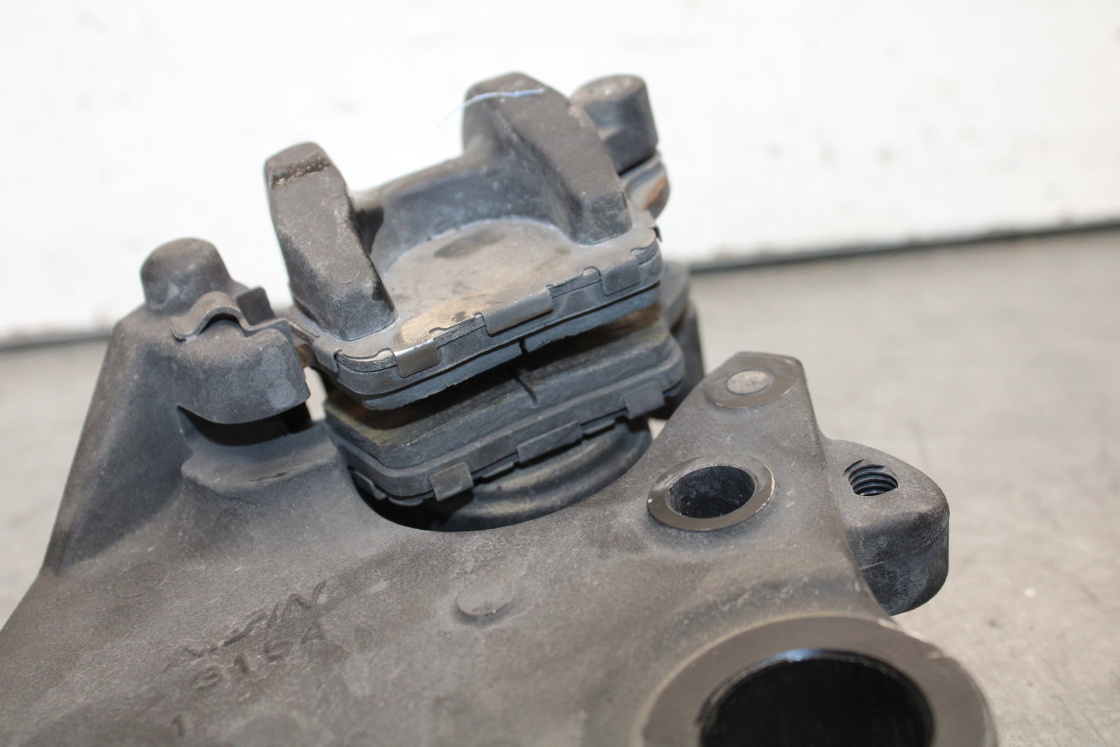 16 KAWASAKI NINJA ZX10R REAR BRAKE CALIPER W MOUNT BRACKET 43080-0097-DJ BB650