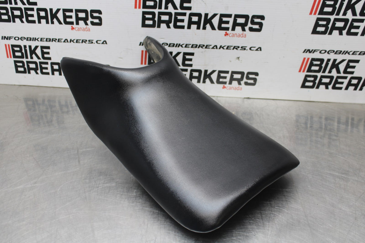 08 HONDA CBR125R FRONT DRIVERS SEAT PAD SADDLE PILLION BB839