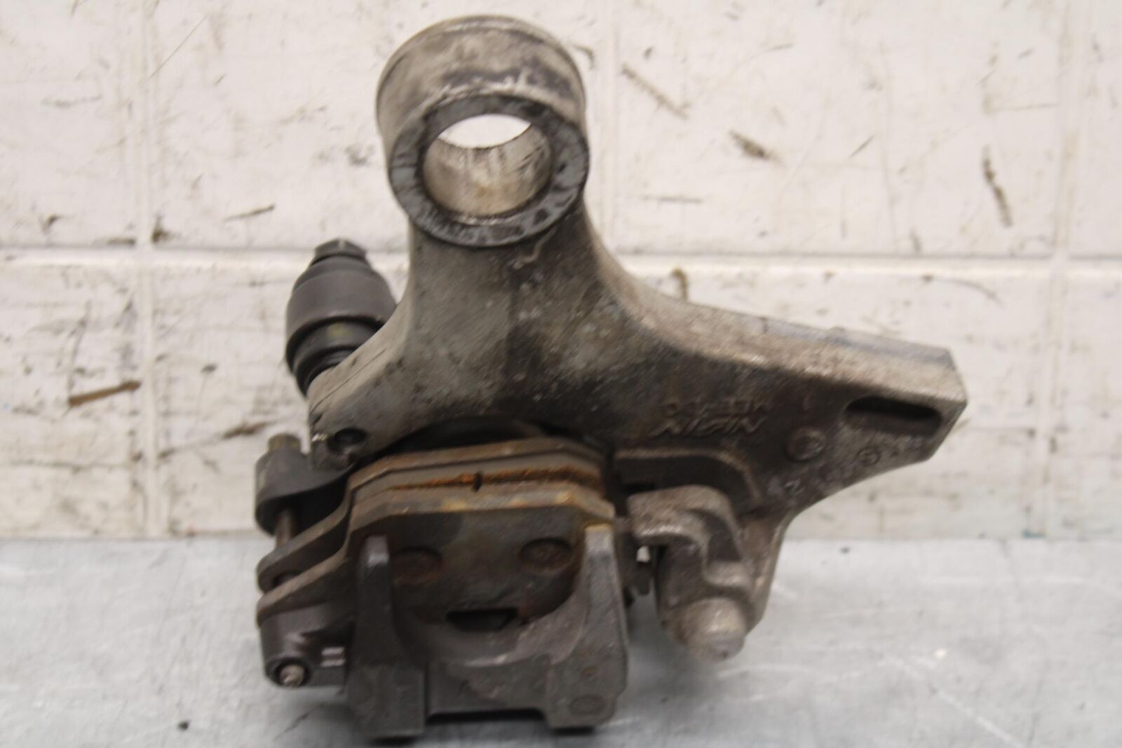 2005 Honda CBR600RR REAR BACK BRAKE CALIPER W MOUNT BRACKET BB564