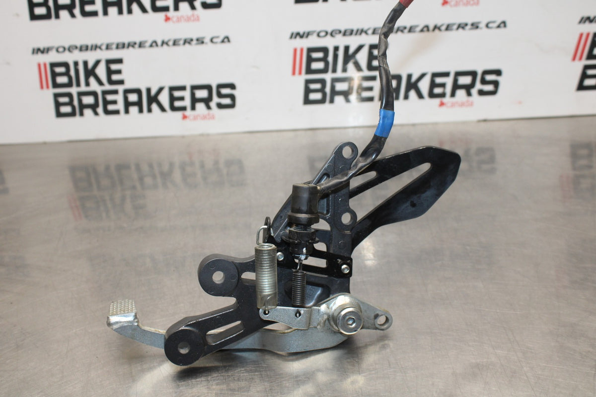 22-25 YAMAHA YZF R7 RIGHT REARSET REAR SET DRIVER FOOT PEG REST STOP BB769