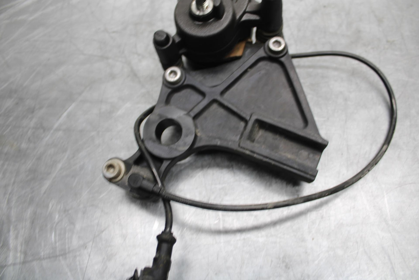 15-17 KAWASAKI EX 650 NINJA  EX 650 ABS REAR BRAKE CALIPER W MOUNT BRACKET BB494