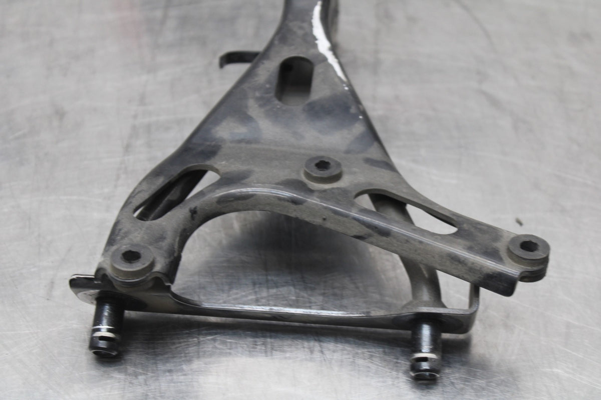 98 KAWASAKI NINJA ZX6 UPPER GAUGES STAY BRACKET BB870