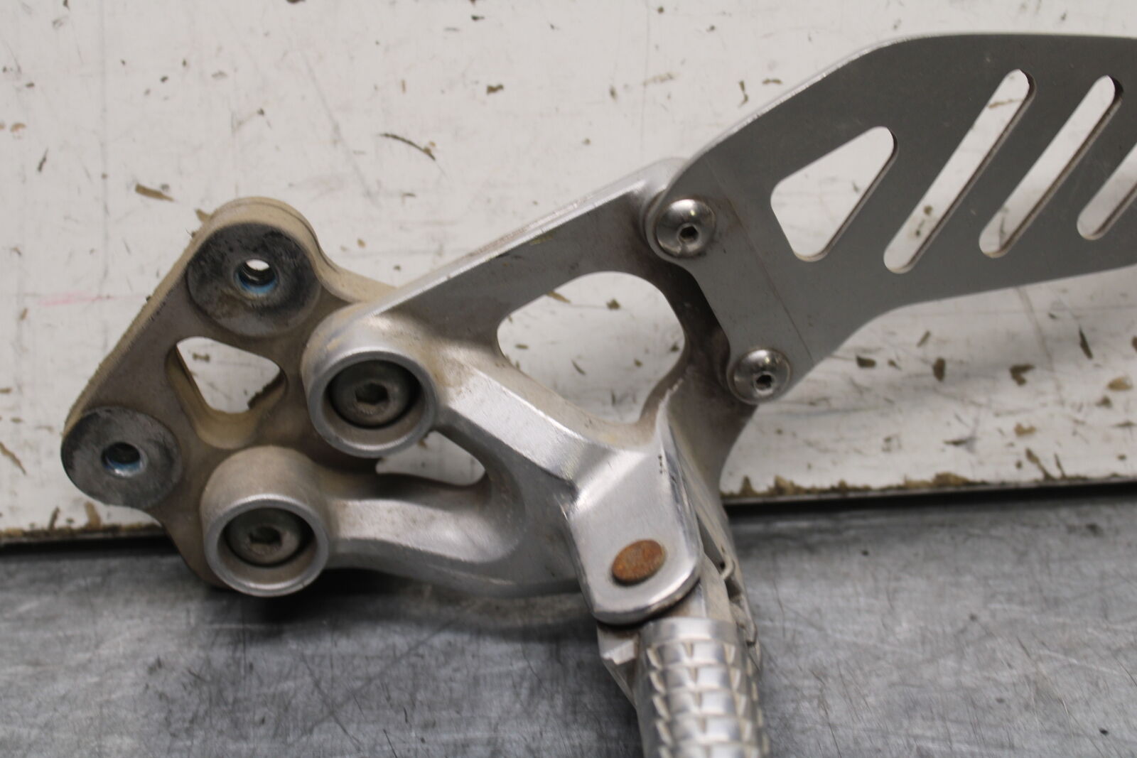 08-10 SUZUKI GSXR 600 LEFT REARSET REAR SET DRIVER FOOT PEG REST STOP  BB721