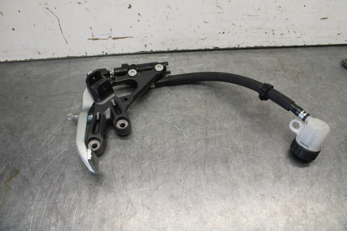 22-23 YAMAHA YZF R7 RIGHT REARSET REAR SET DRIVER FOOT PEG REST STOP BB583